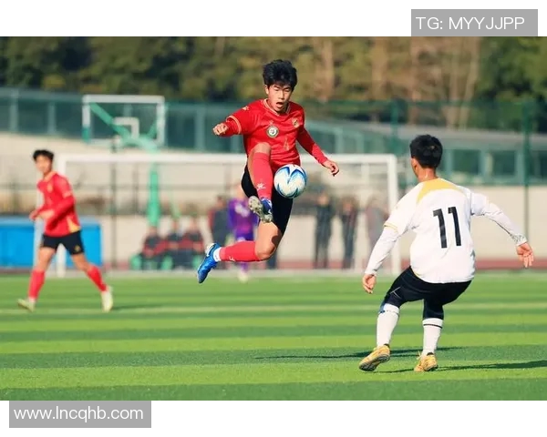 足球巨星背后的柔情岁月：从绿茵场到生活中的温暖力量